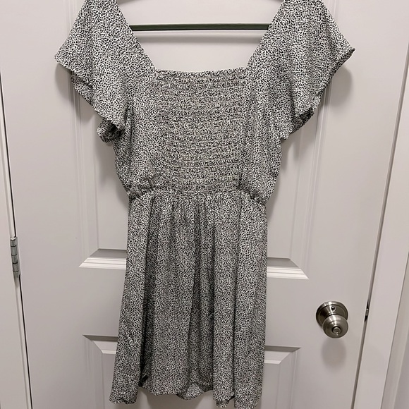 Women’s Dress - Picture 3 of 4